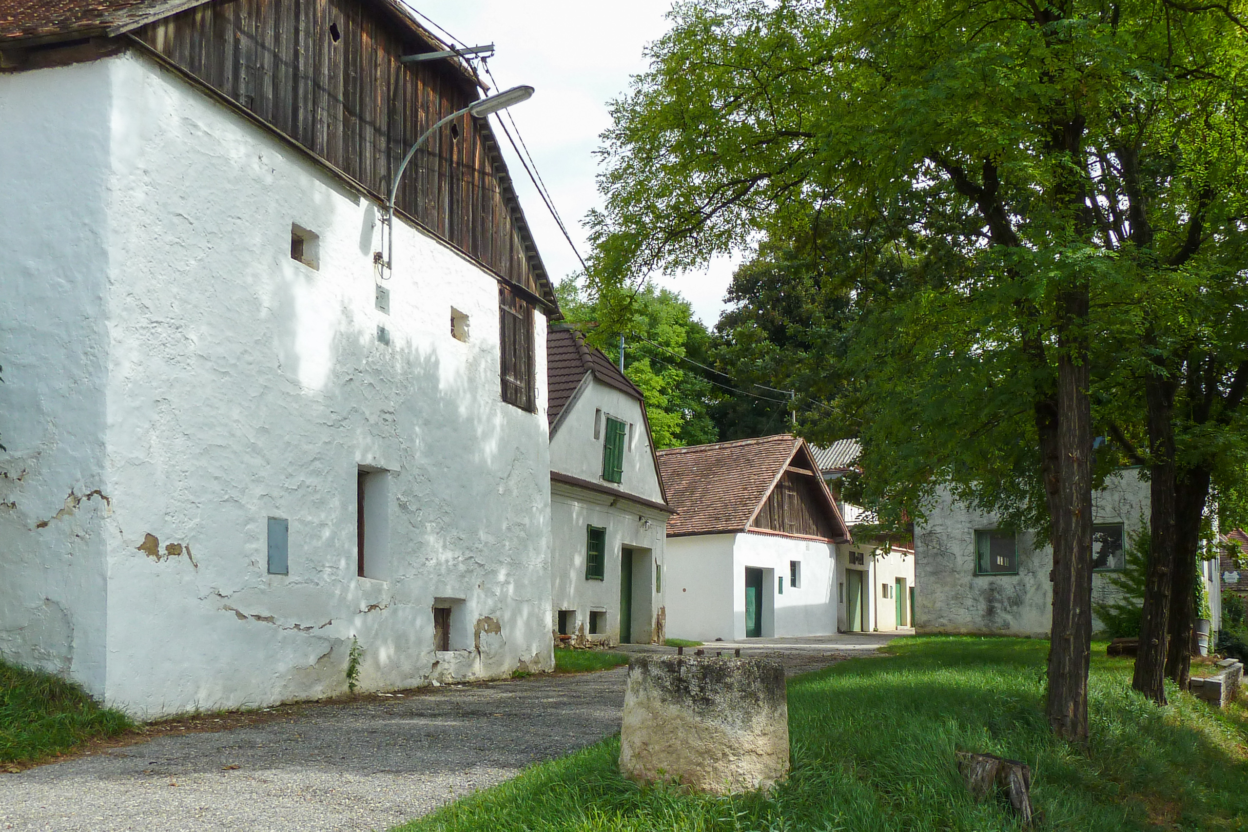 Kellergasse mit alten Presshäusern und Mühlstein
